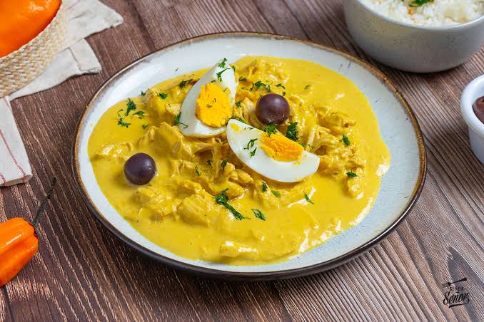 Ají de gallina acompañado de arroz