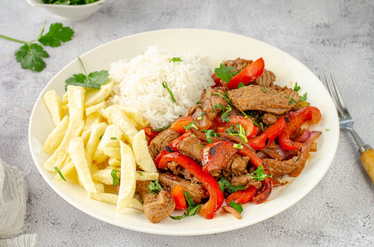 Lomo saltado con papas y arroz